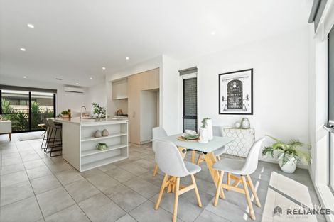 Property photo of 33 Oakden Crescent St Albans VIC 3021