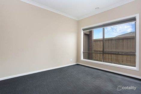 Property photo of 32 Denbigh Loop Mickleham VIC 3064