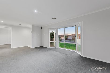 Property photo of 17 Jaye Place Cranbourne West VIC 3977