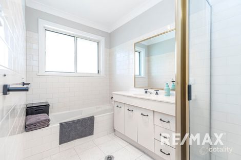 Property photo of 1/1 Honeysuckle Place Lake Albert NSW 2650