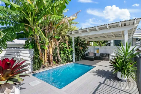 73 Shell St, Urangan, QLD 4655