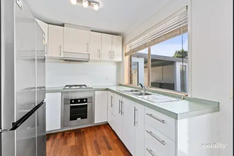 Property photo of 76 Banbury Crescent Craigieburn VIC 3064