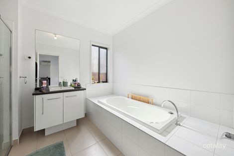 Property photo of 5 Embling Street Pakenham VIC 3810