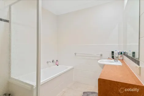 Property photo of 2/40 Riverwood Drive Ashmore QLD 4214