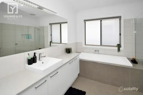 Property photo of 3 Daylesford Crescent Kialla VIC 3631