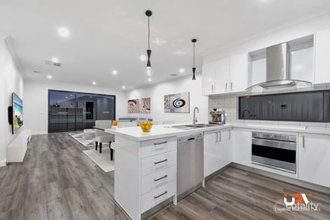 Property photo of 20 Angophora Crescent Craigieburn VIC 3064