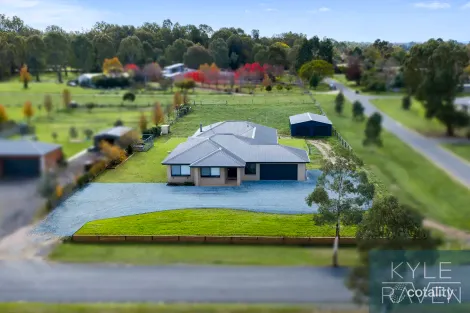 4 Lang Pl, Oxley, VIC 3678