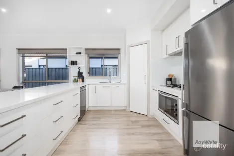Property photo of 52 Rutherglen Way Caroline Springs VIC 3023