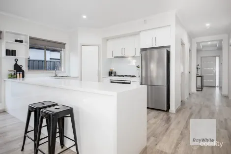Property photo of 52 Rutherglen Way Caroline Springs VIC 3023