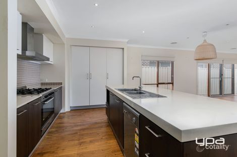 Property photo of 5 Flinders Place Caroline Springs VIC 3023