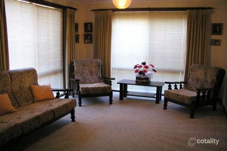 Property photo of 12 Oxley Way Endeavour Hills VIC 3802