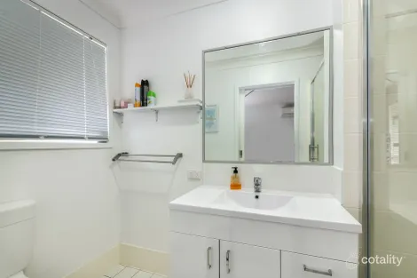 Property photo of 136 Mildura Drive Helensvale QLD 4212