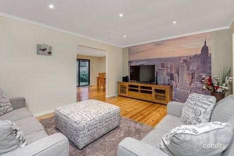 Property photo of 11 Gaze Court Mill Park VIC 3082