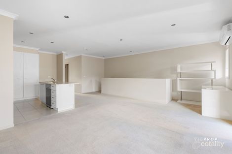 Property photo of 24/8 The Crossing Caroline Springs VIC 3023