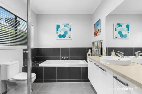 Property photo of 10 Oradala Rise Werribee VIC 3030