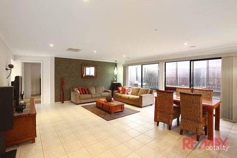 Property photo of 10 Redleaf Close Hampton Park VIC 3976