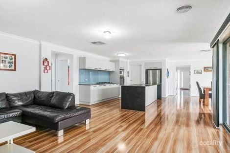 Property photo of 19 Parklands Way Maiden Gully VIC 3551