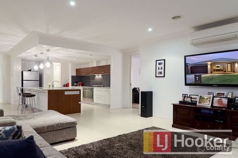 Property photo of 11 Faringdon Crescent Cranbourne North VIC 3977