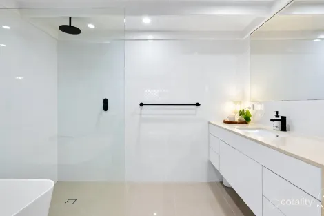 Property photo of 41 Arlington Esplanade Clifton Beach QLD 4879