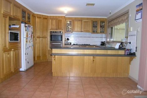 Property photo of 10 Pleasant Close Mill Park VIC 3082