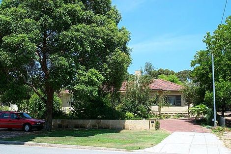 4 Birdwood Crcs E, Bicton, WA 6157