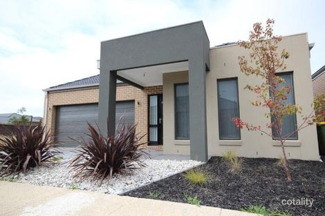 33 Cormorant Pde, Pakenham, VIC 3810