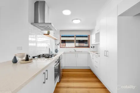 Property photo of 13 Lewis Close Mill Park VIC 3082