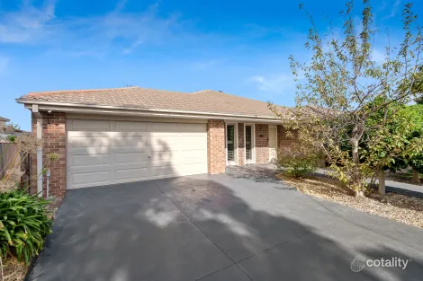 Property photo of 17 Wonboyn Close Pakenham VIC 3810