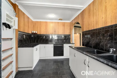 Property photo of 20 Sampson Crescent Bomaderry NSW 2541