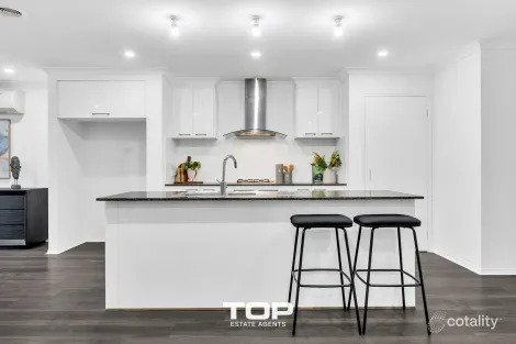 Property photo of 23 Mariposa Grove Cranbourne VIC 3977