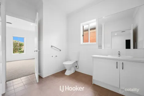 Property photo of 2/8 Saffron Drive Hallam VIC 3803