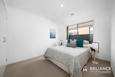 Property photo of 33 Kellerman Drive Point Cook VIC 3030