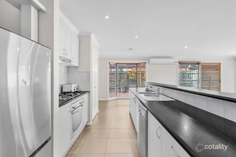 Property photo of 8 Halsbury Place Skye VIC 3977