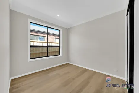 Property photo of 5 Tipperary Drive Rockbank VIC 3335