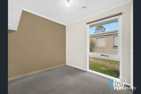 Property photo of 8 Kalyptos Walk Cranbourne VIC 3977