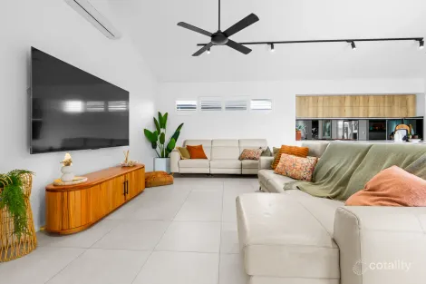 Property photo of 10 Headsail Drive Trinity Beach QLD 4879