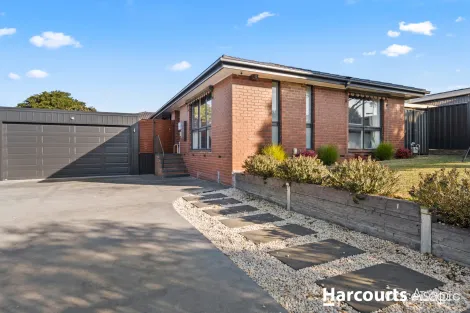 Property photo of 40 Ravenhill Crescent Endeavour Hills VIC 3802