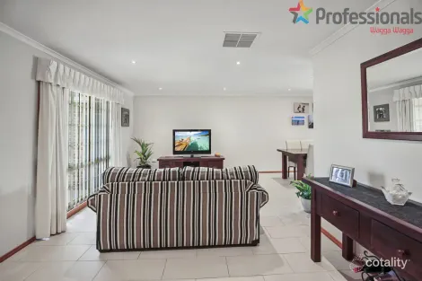 Property photo of 21 Roberts Way Kooringal NSW 2650