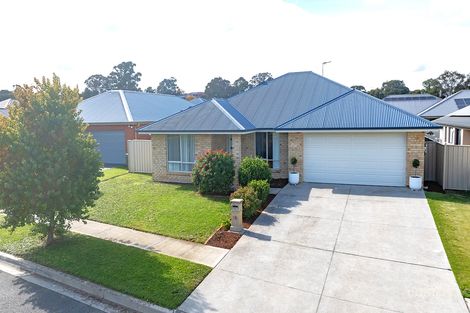 Property photo of 14 Clem McFawn Place Orange NSW 2800