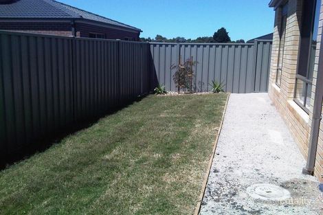 Property photo of 10 Beagle Street Cranbourne East VIC 3977