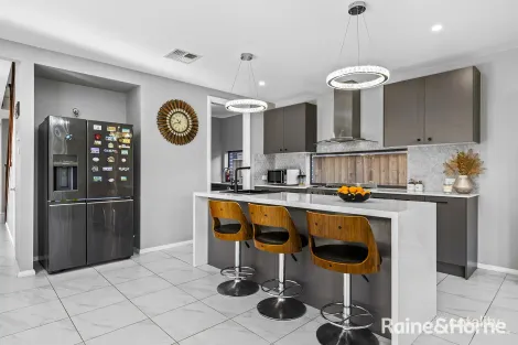 Property photo of 28 Dunstan Drive Bradbury NSW 2560