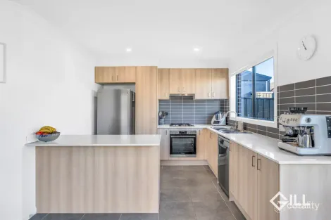 Property photo of 3 Burnden Close Berwick VIC 3806