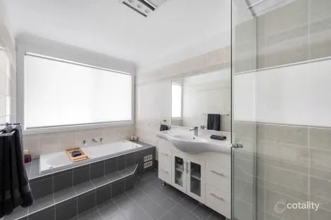 Property photo of 20 Taminga Crest Cordeaux Heights NSW 2526