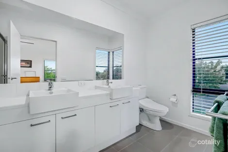 Property photo of 2 Harlesden Circuit Pakenham VIC 3810