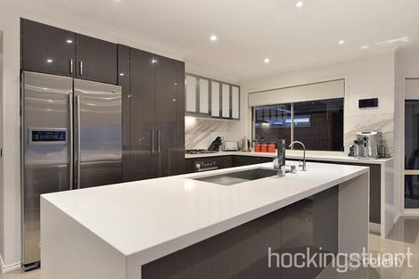 Property photo of 16 Osmington Circle Narre Warren South VIC 3805