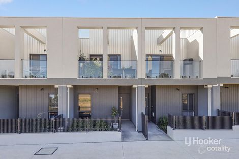 Property photo of 27 Travertine Loop Berwick VIC 3806