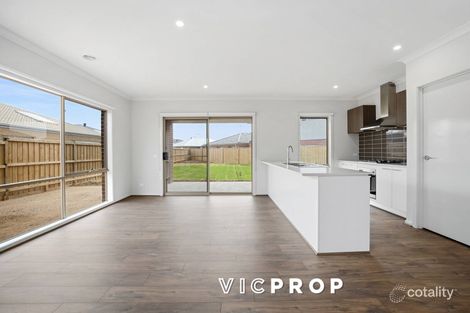 Property photo of 28 Ferntree Drive Werribee VIC 3030