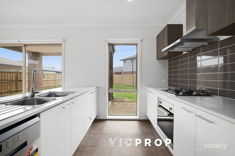 Property photo of 28 Ferntree Drive Werribee VIC 3030