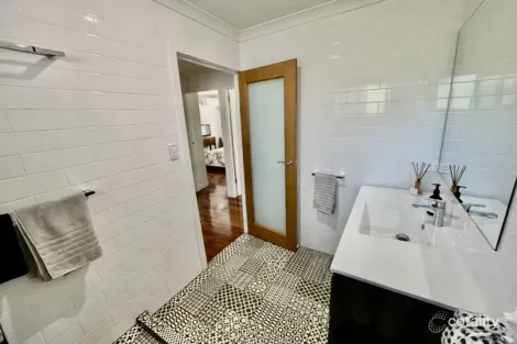 Property photo of 38 Bruce Avenue Paradise Point QLD 4216
