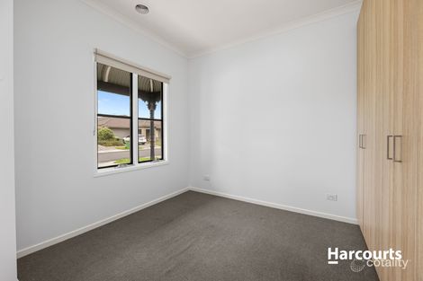 Property photo of 4 Fairchild Place Pakenham VIC 3810